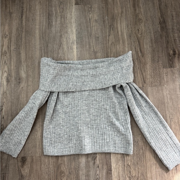 H&M Light Gray Off-Shoulder Sweater - Picture 2 of 3
